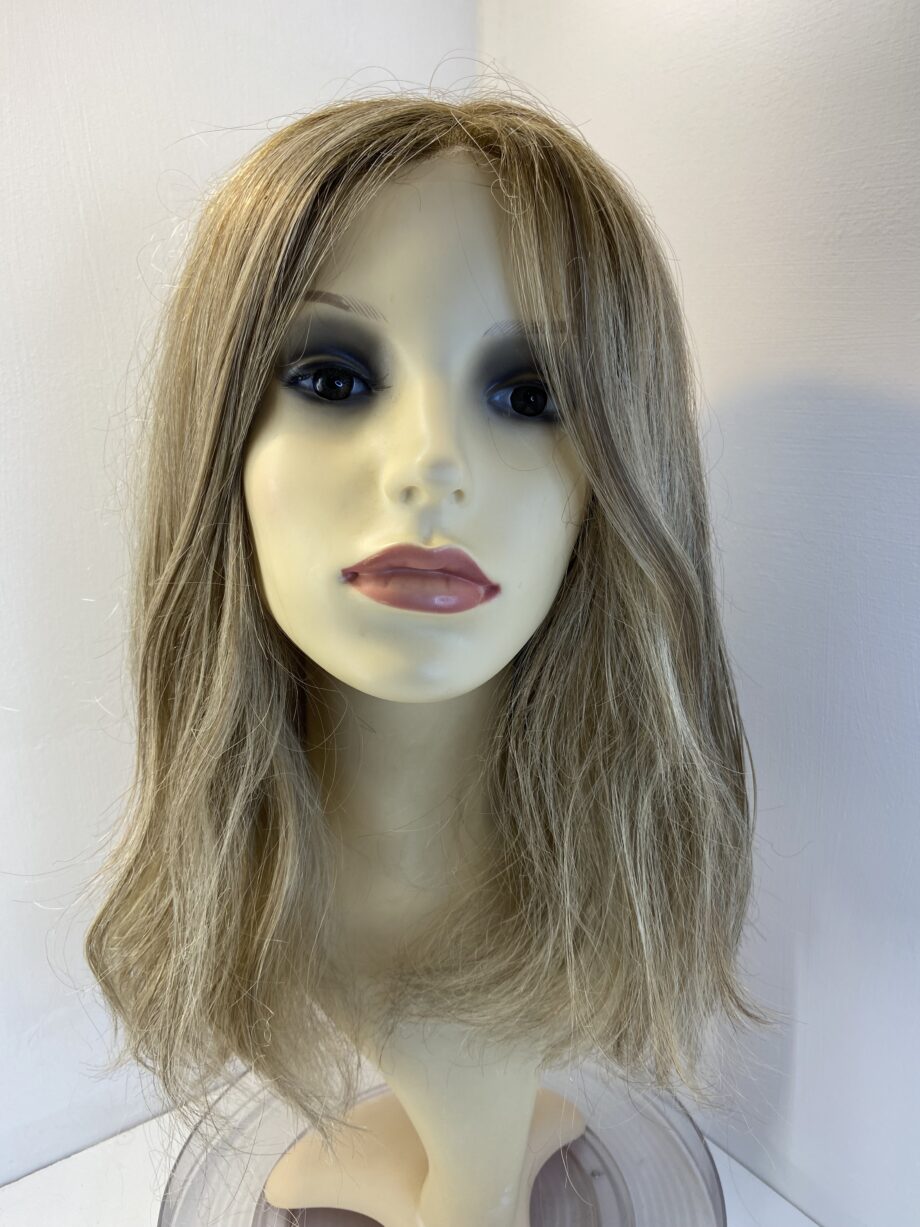 Long blonde rooted wig. Blls3323