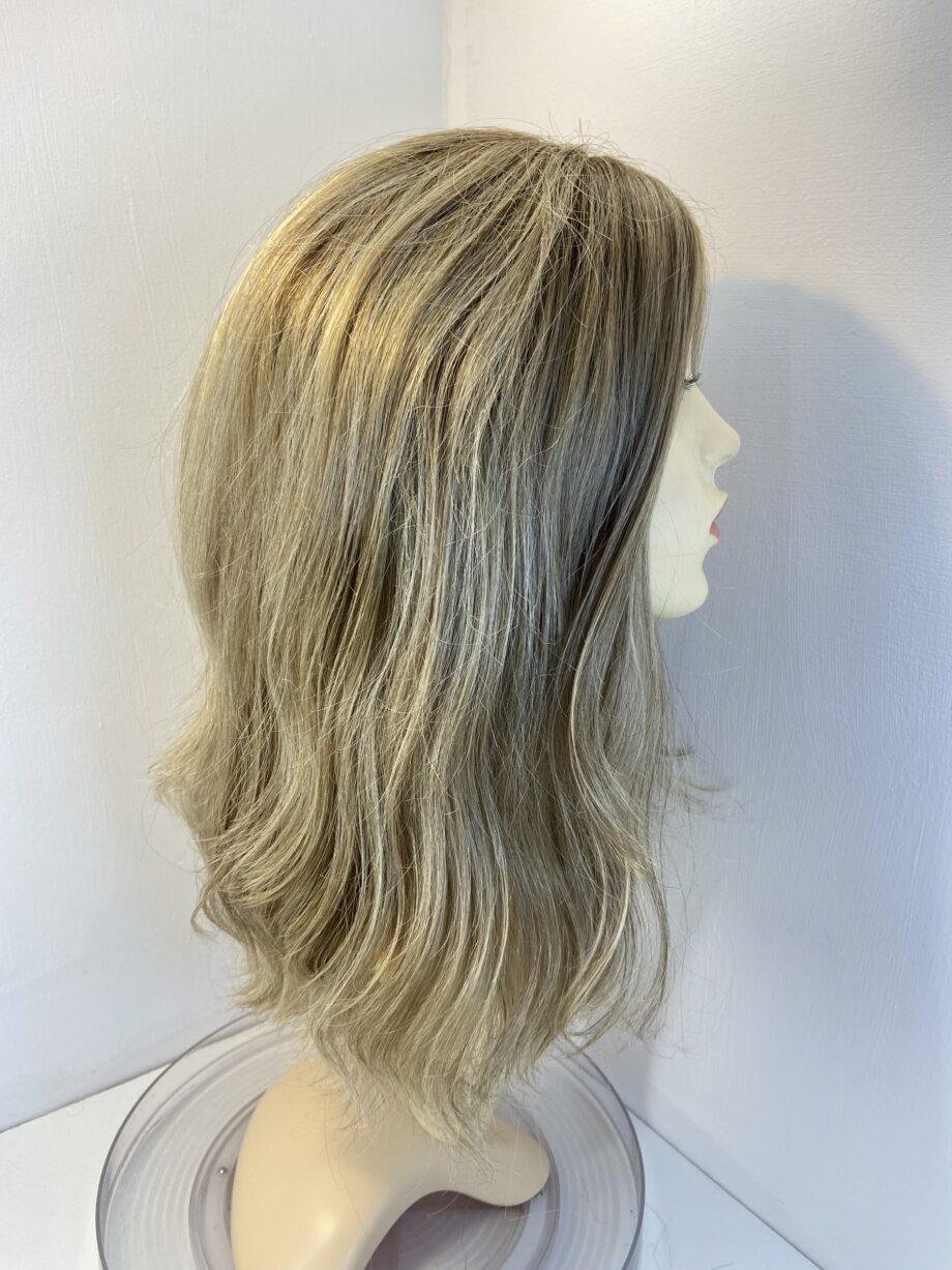Long blonde rooted wig. Blls3323