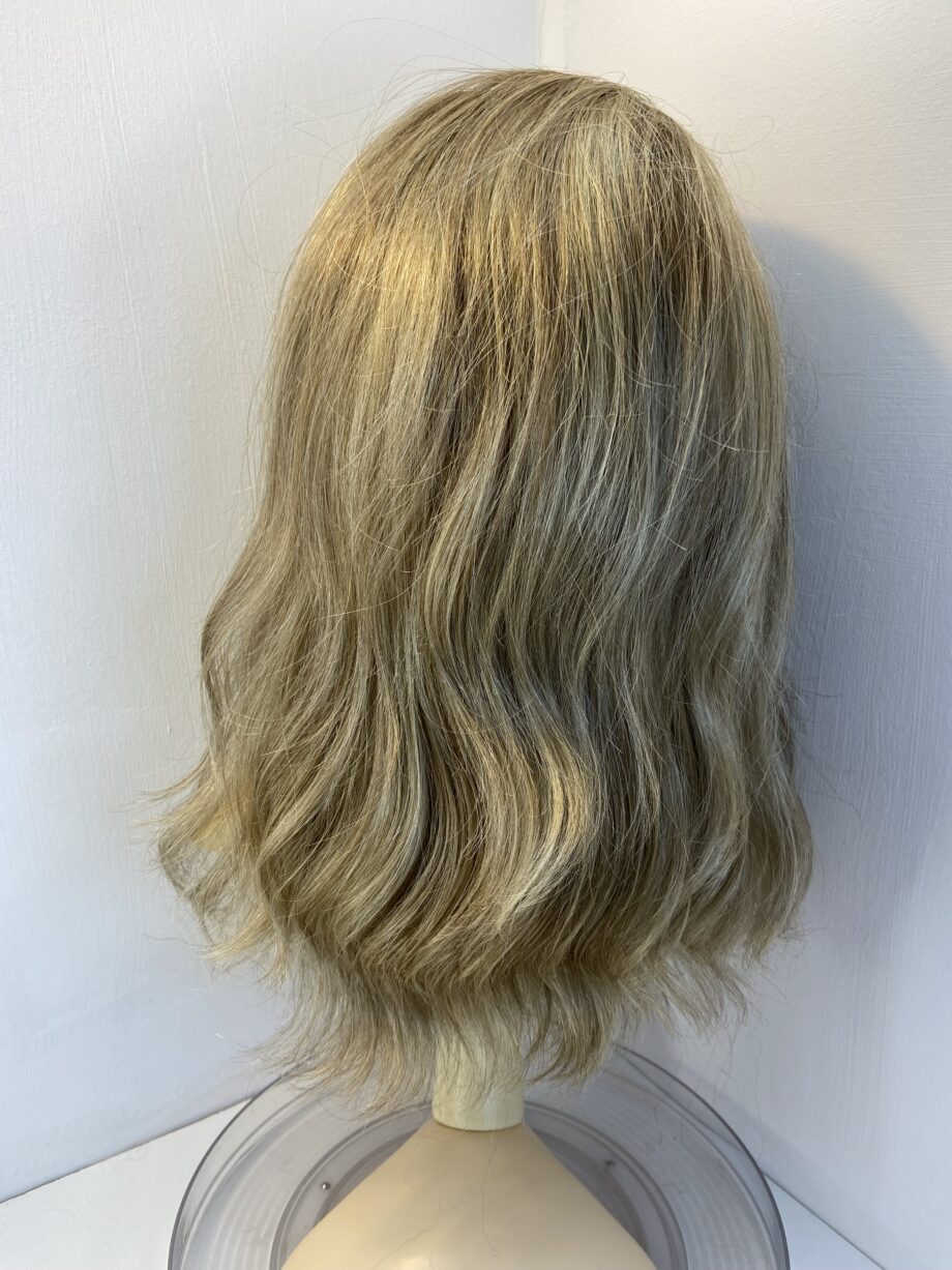 Long blonde rooted wig. Blls3323