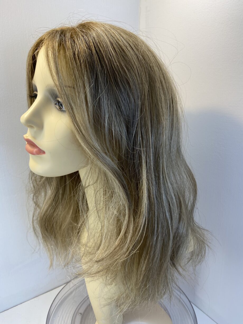 Long blonde rooted wig. Blls3323