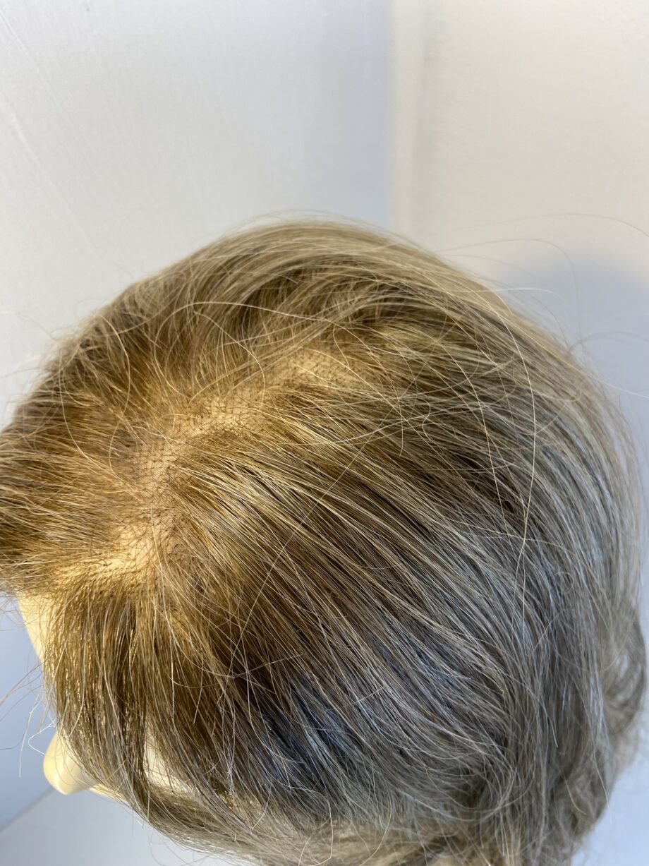 Long blonde rooted wig. Blls3323