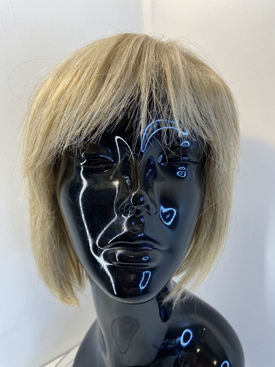 Stylish blonde mid length wig. Blms3324