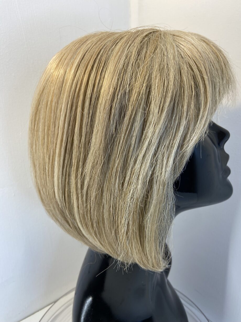 Stylish blonde mid length wig. Blms3324