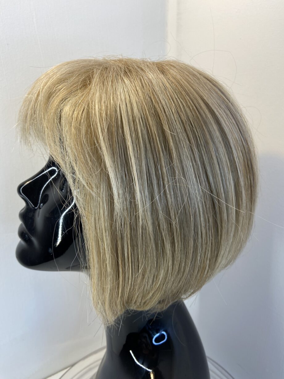 Stylish blonde mid length wig. Blms3324