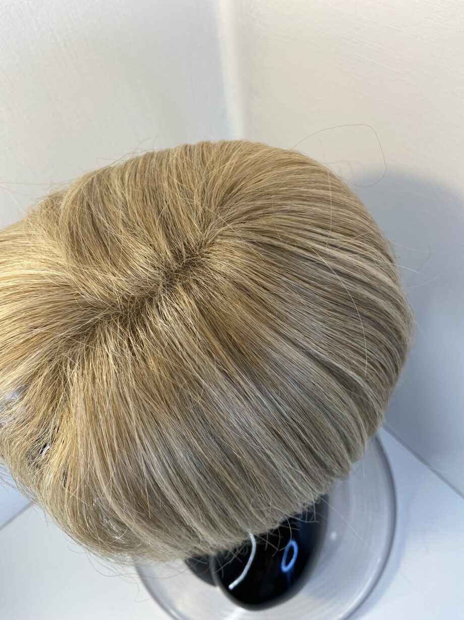 Stylish blonde mid length wig. Blms3324