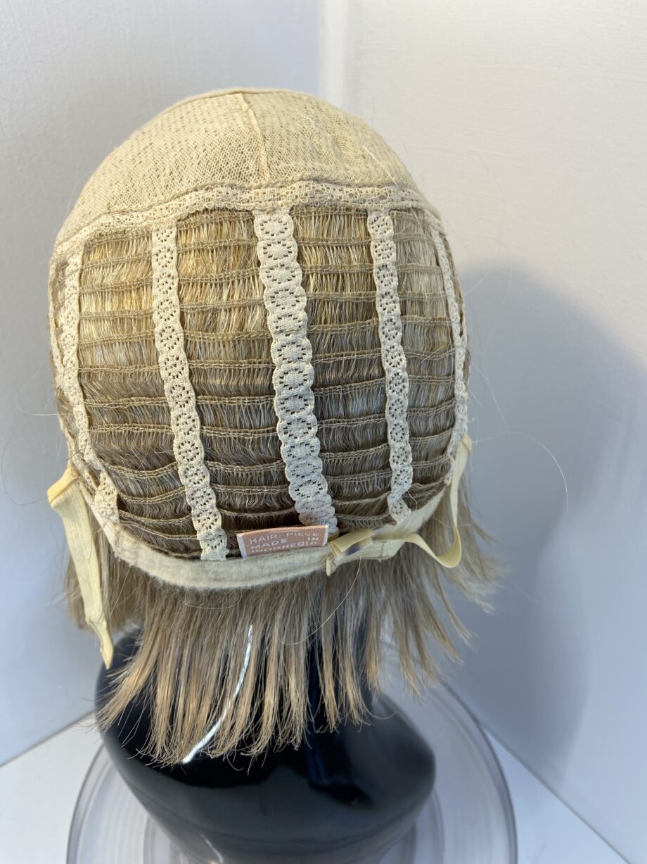 Stylish blonde mid length wig. Blms3324