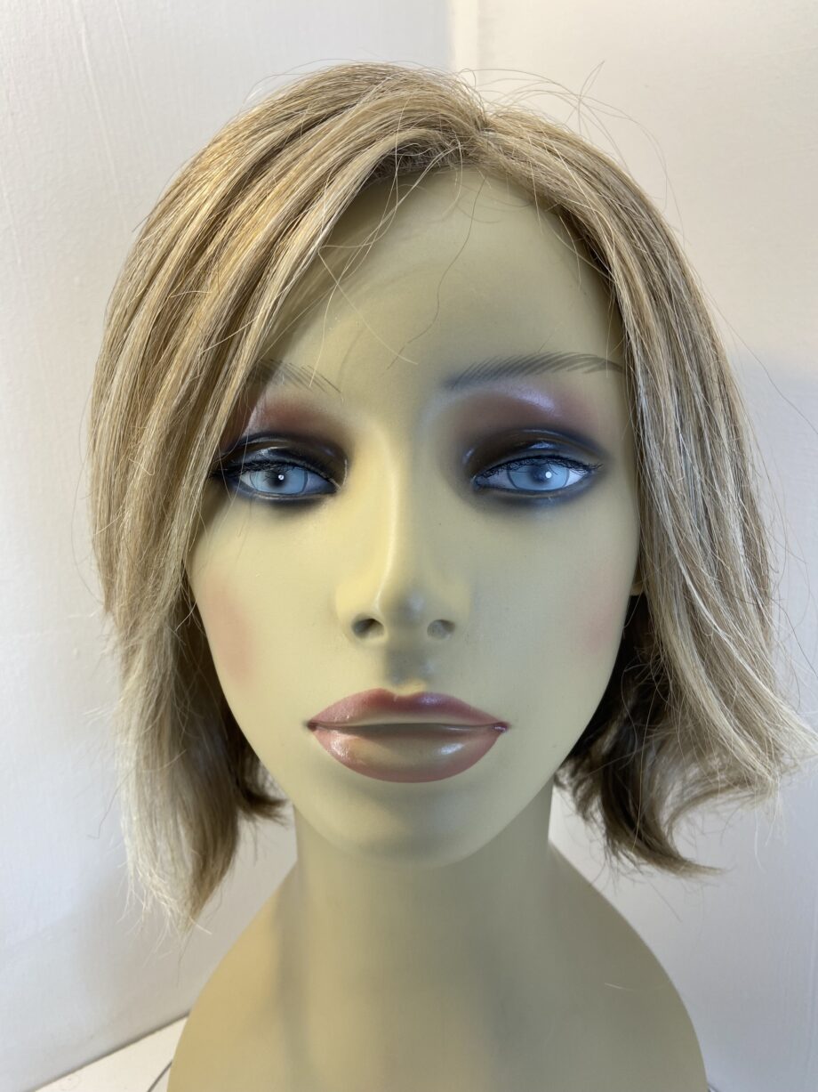 Blonde highlighted mid length wig. Blms3330