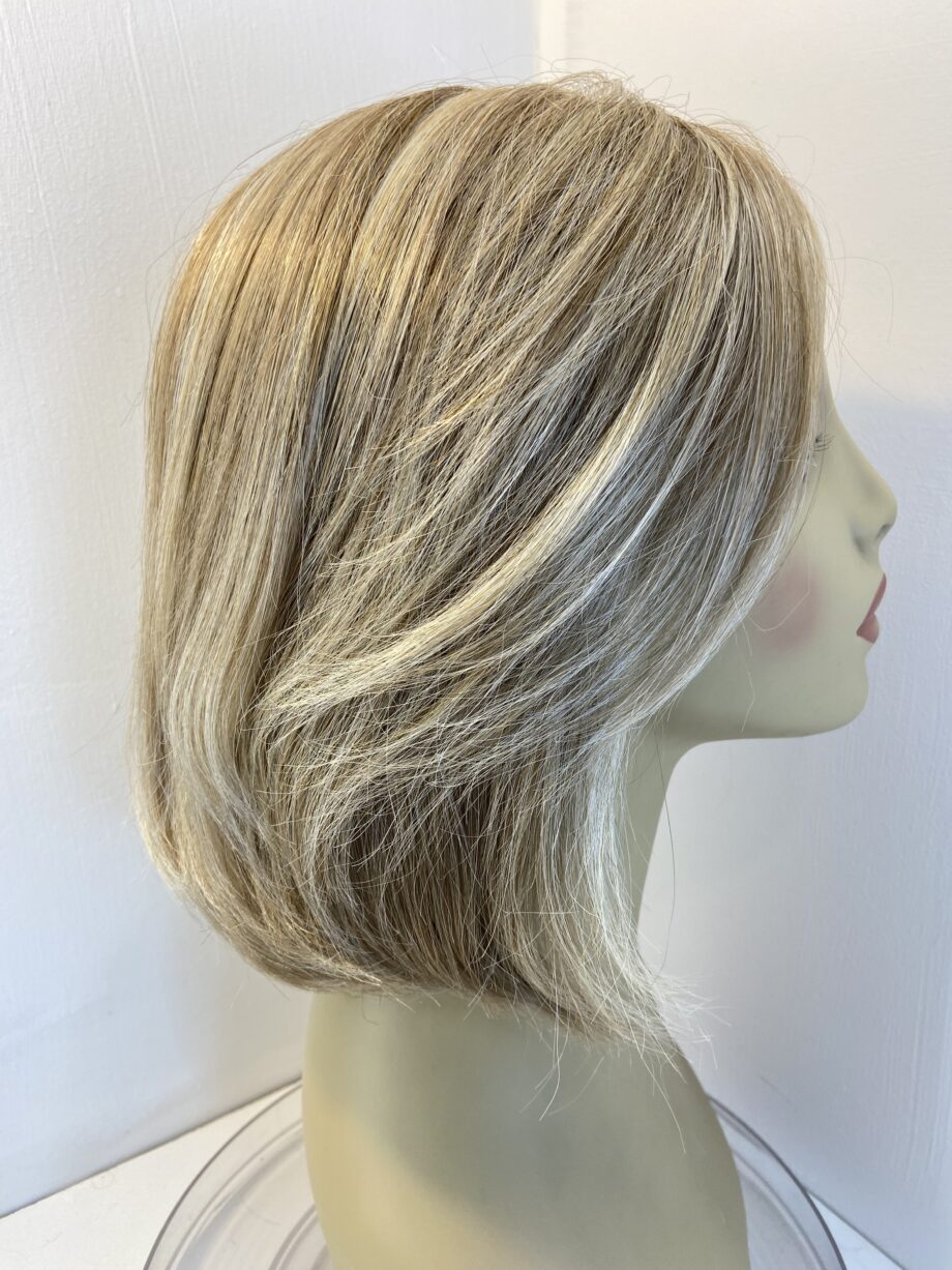Blonde highlighted mid length wig. Blms3330