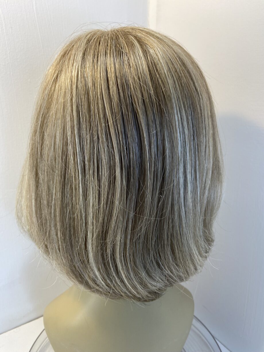 Blonde highlighted mid length wig. Blms3330
