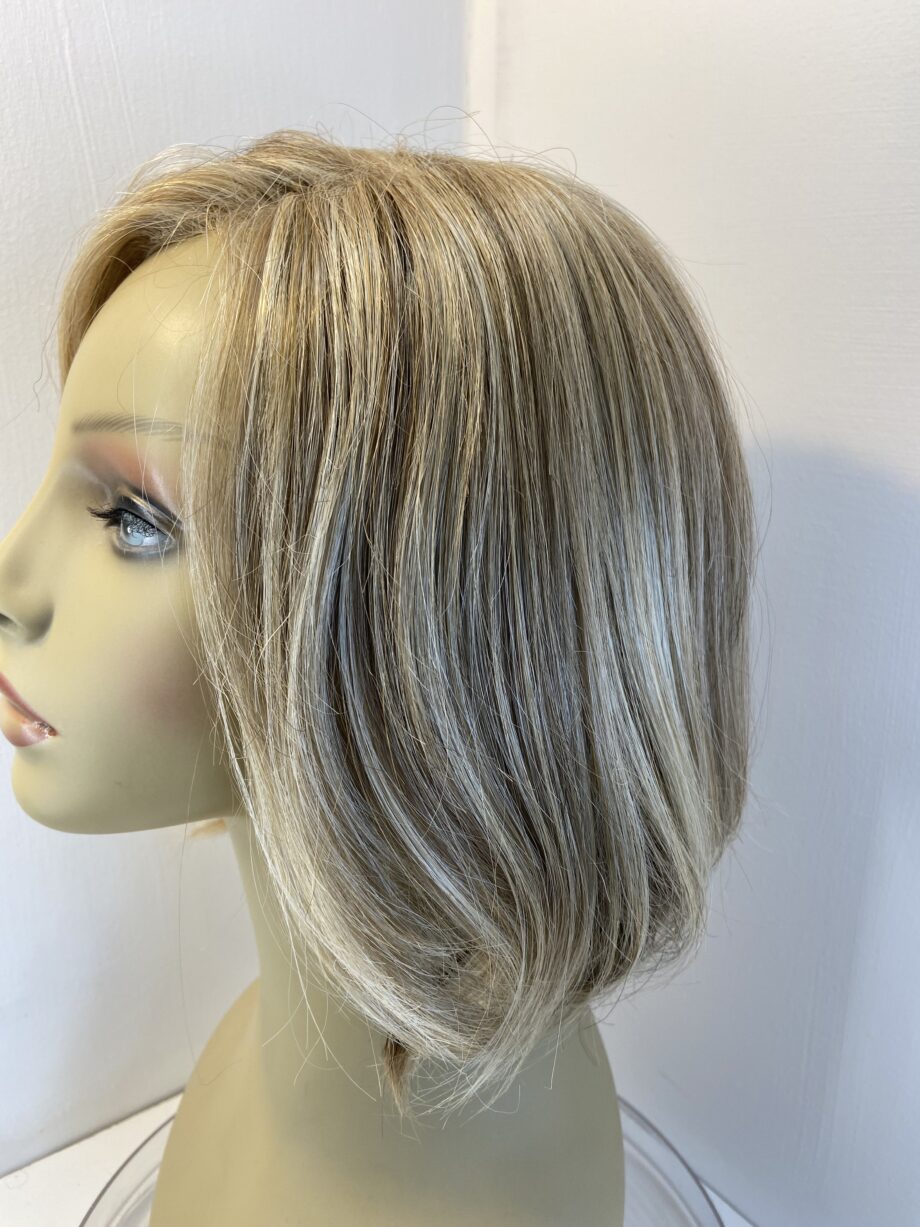 Blonde highlighted mid length wig. Blms3330