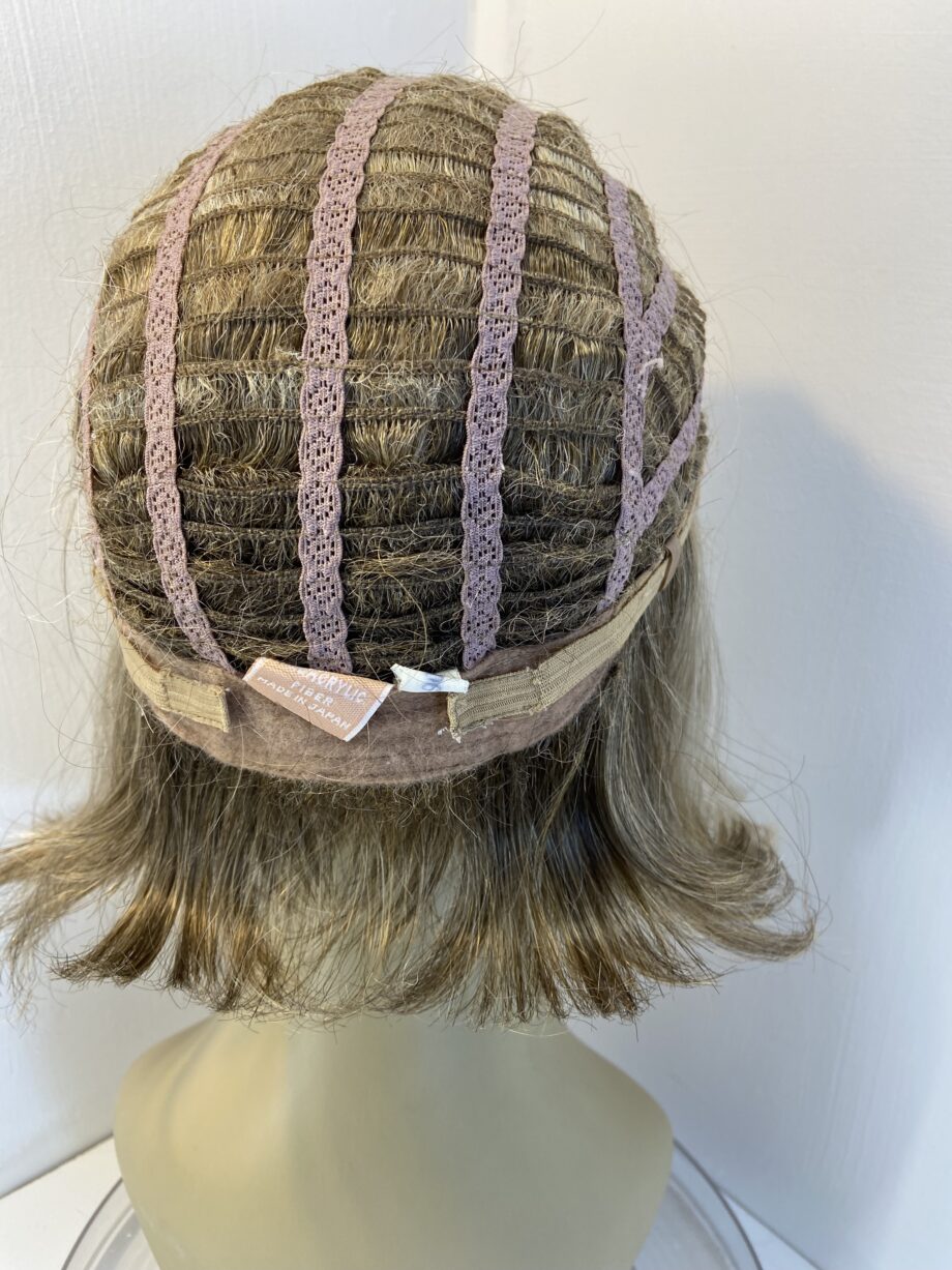 Blonde highlighted mid length wig. Blms3330