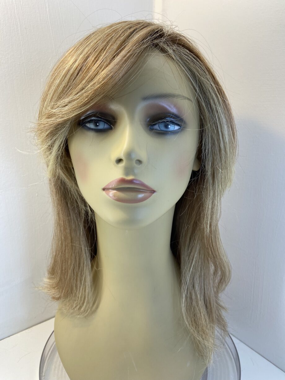Gorgeous blonde rooted wig. Blls3332