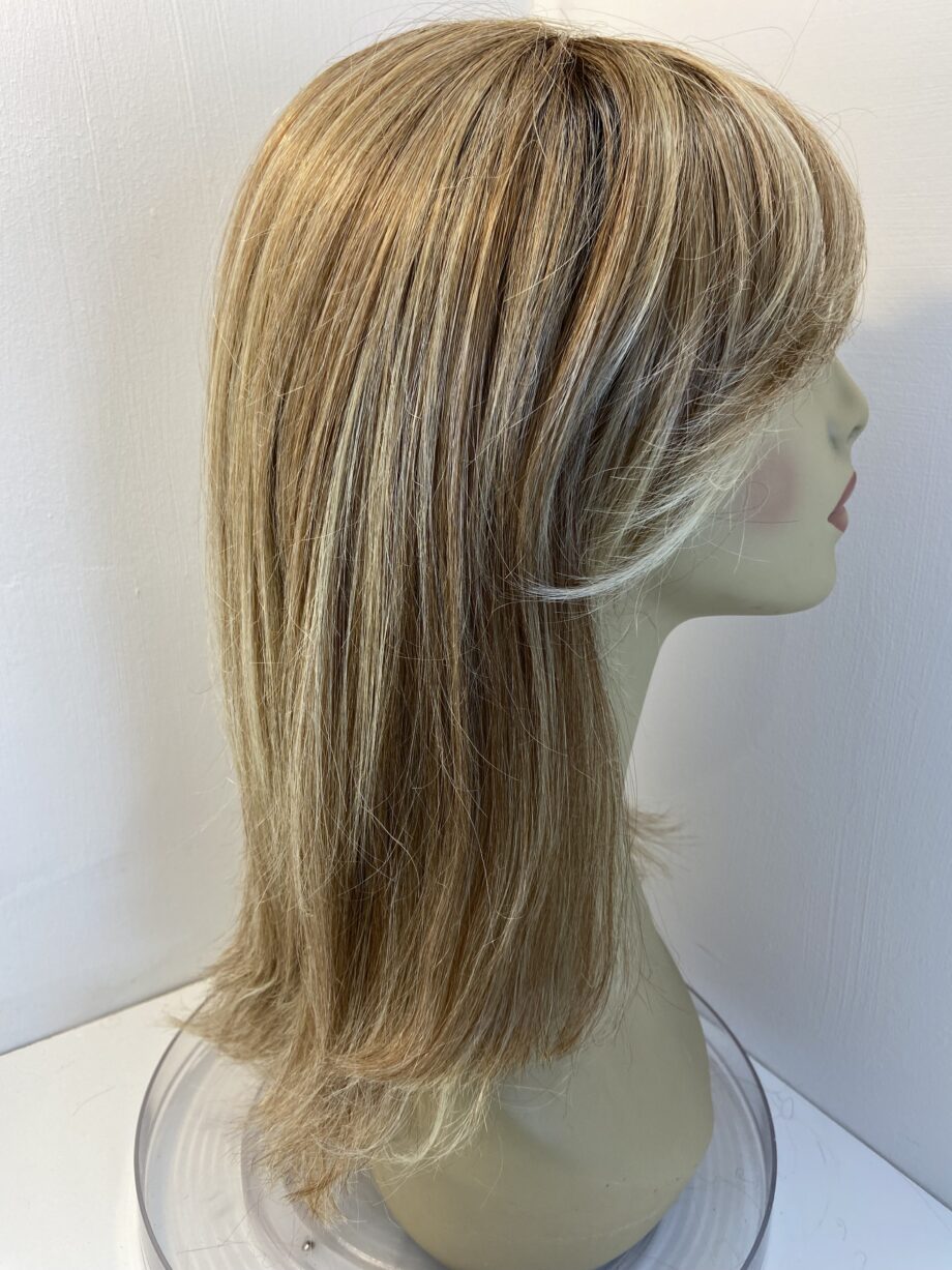 Gorgeous blonde rooted wig. Blls3332