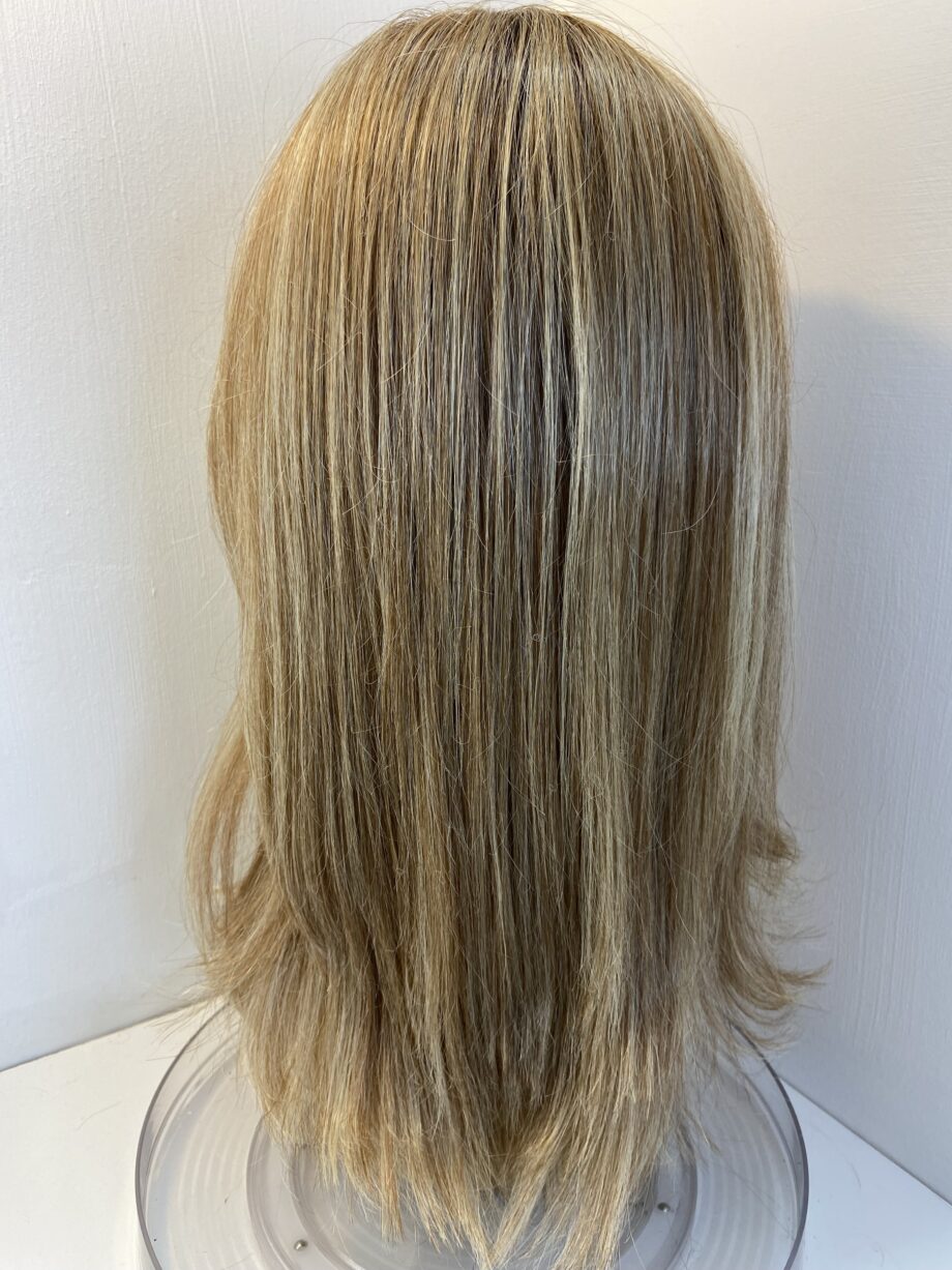 Gorgeous blonde rooted wig. Blls3332