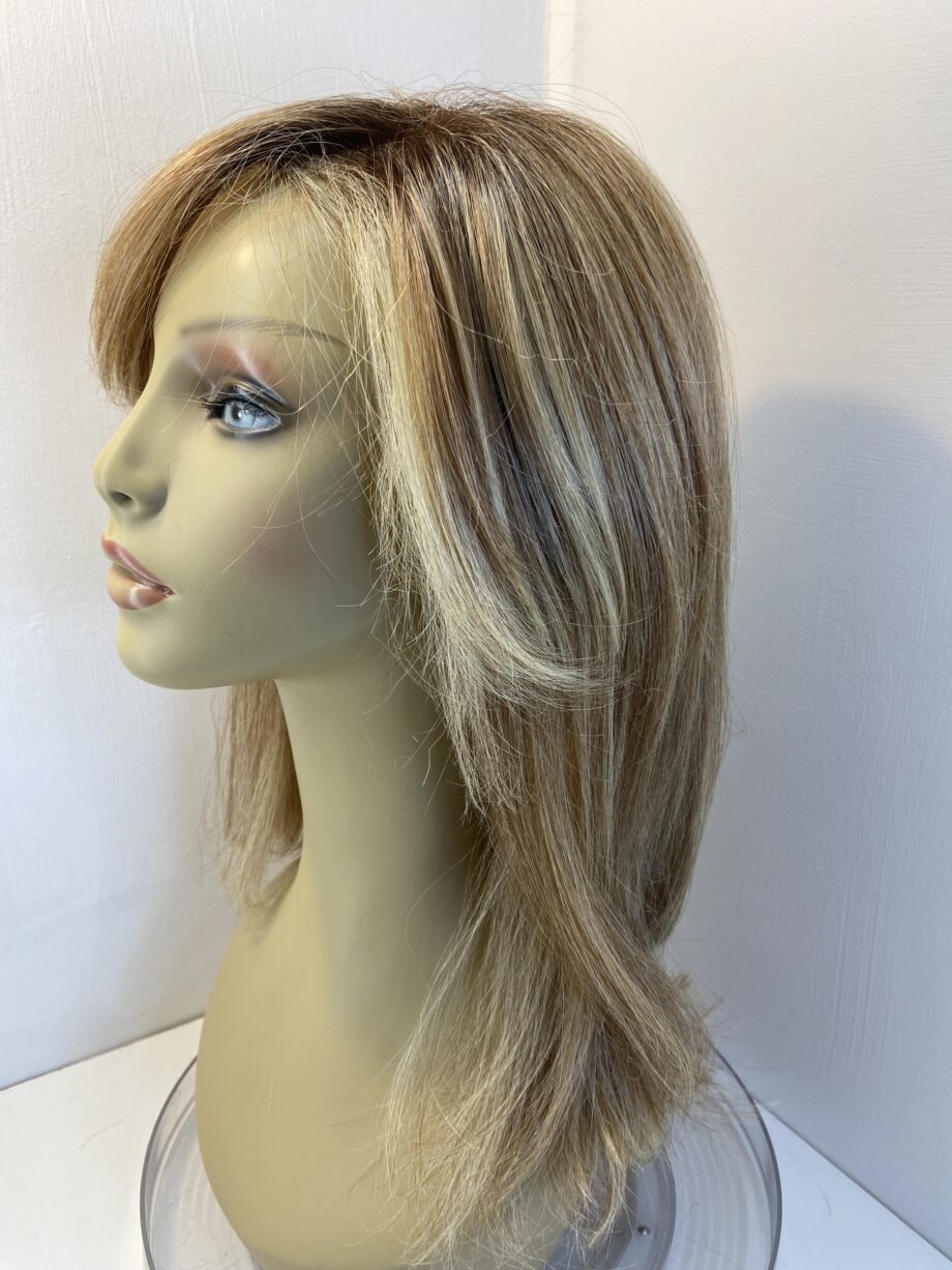 Gorgeous blonde rooted wig. Blls3332