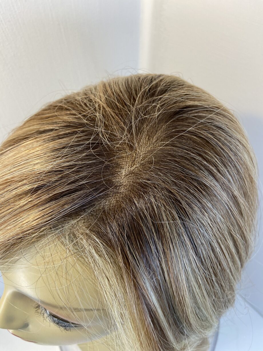 Gorgeous blonde rooted wig. Blls3332