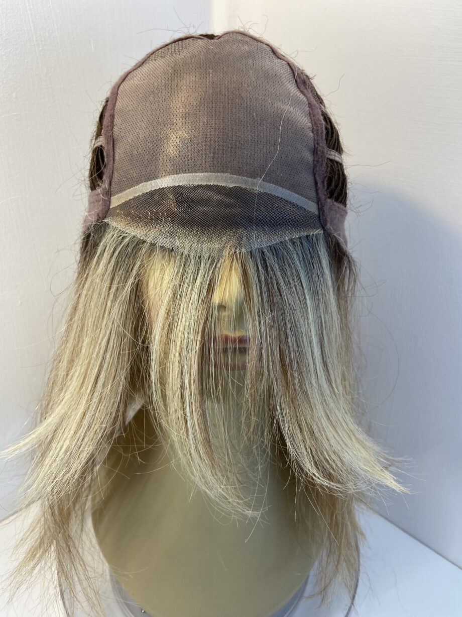 Gorgeous blonde rooted wig. Blls3332