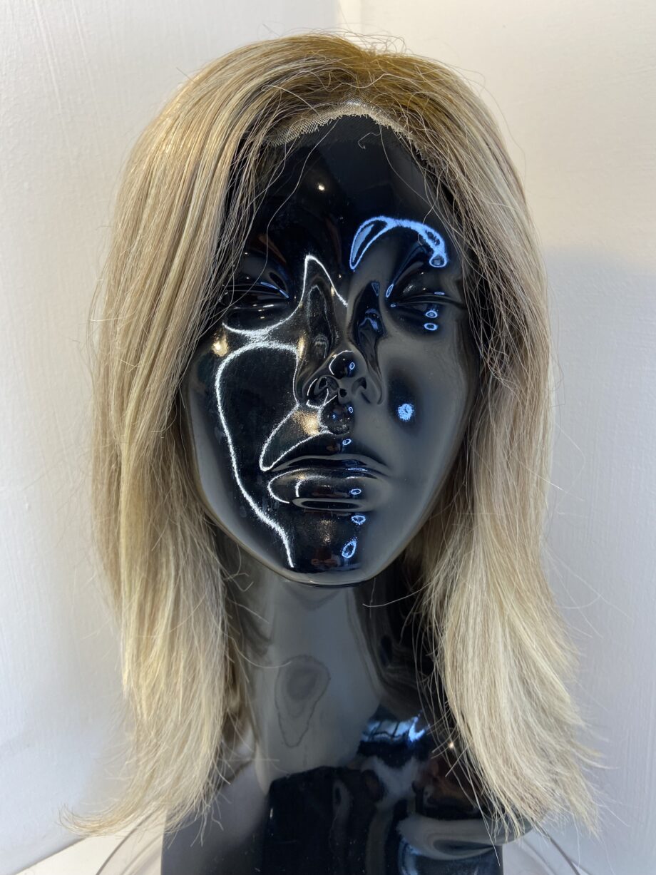 Long blonde wig. Bols3333
