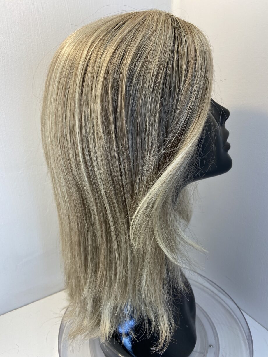 Long blonde wig. Bols3333