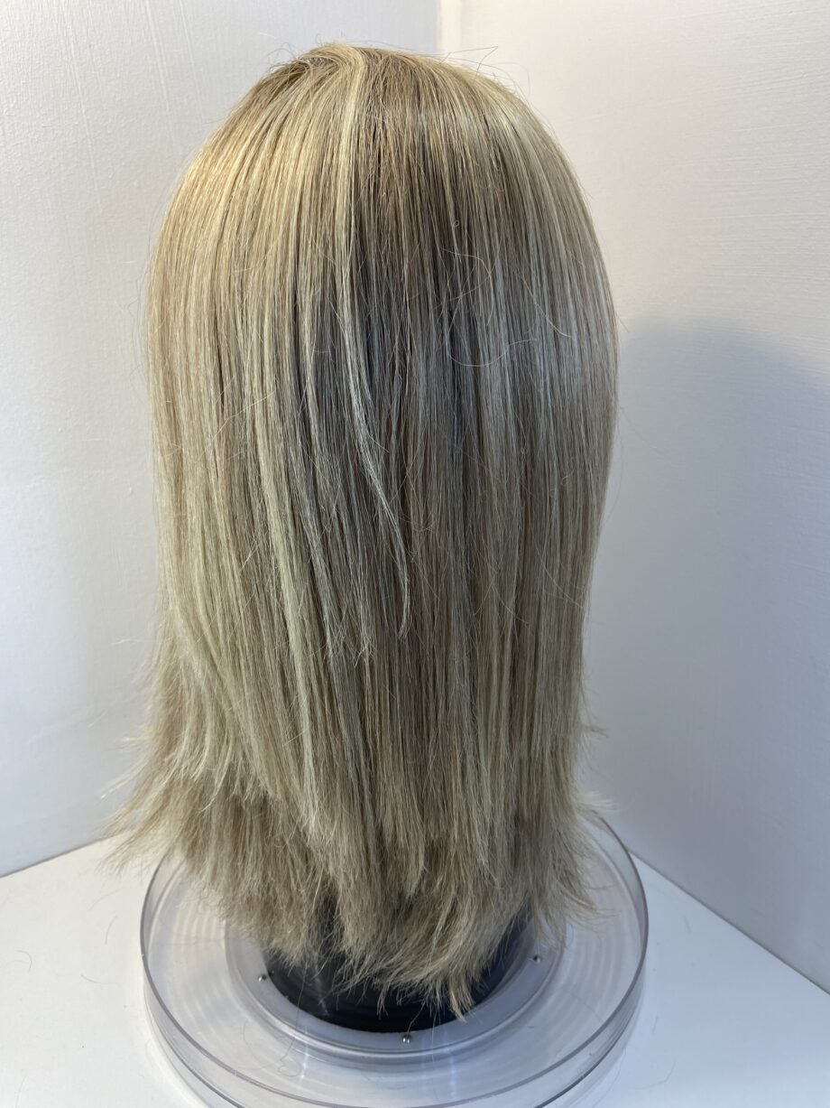 Long blonde wig. Bols3333