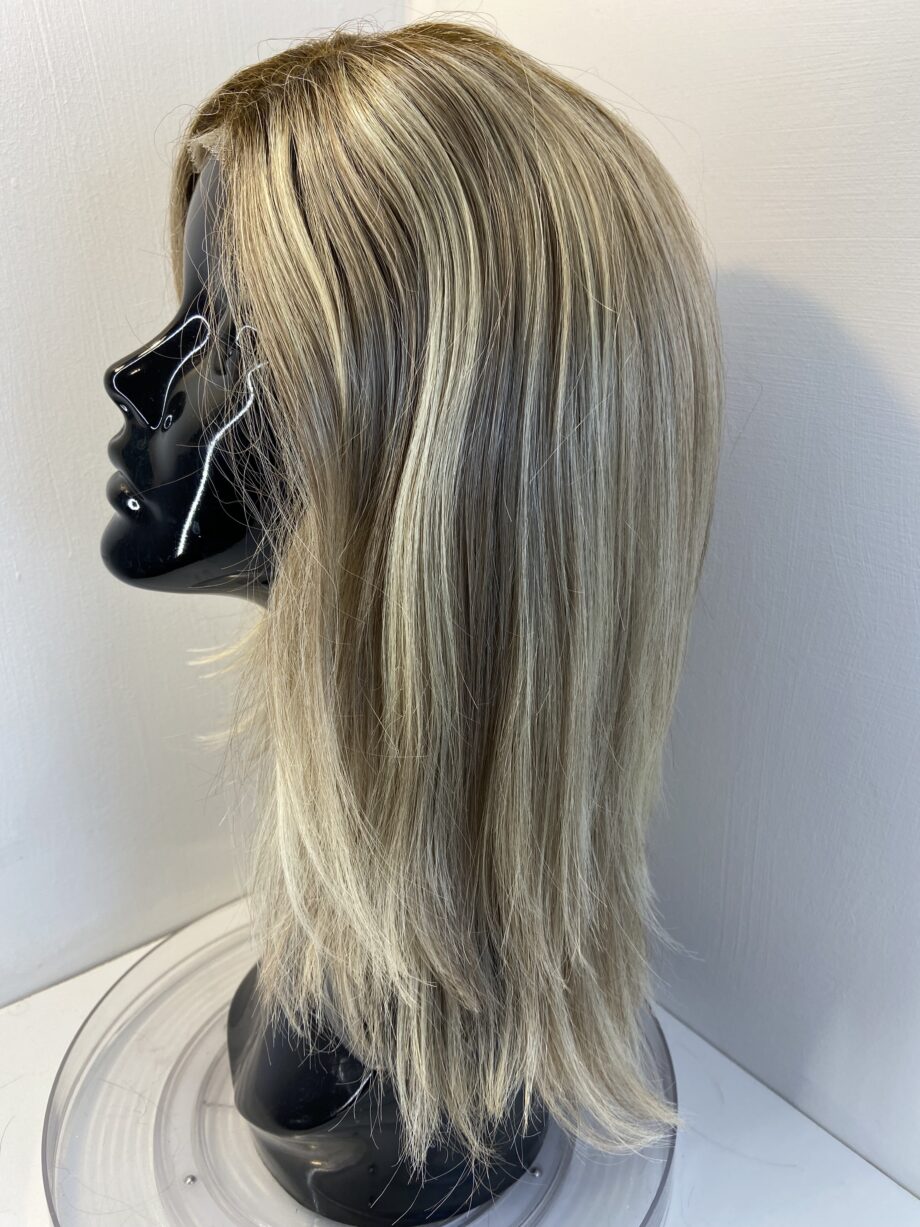 Long blonde wig. Bols3333