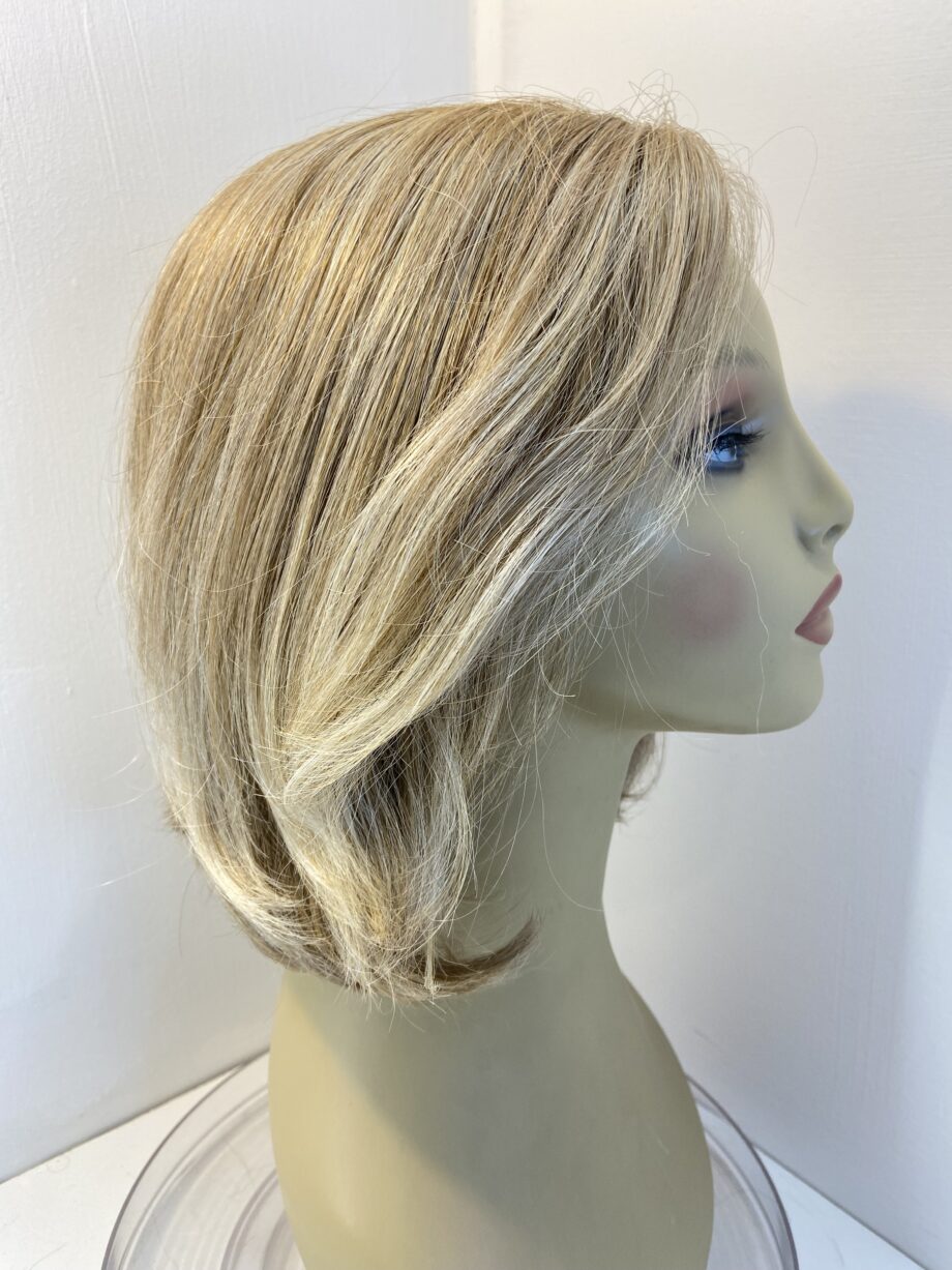 Blonde mid length wig. Blms3334