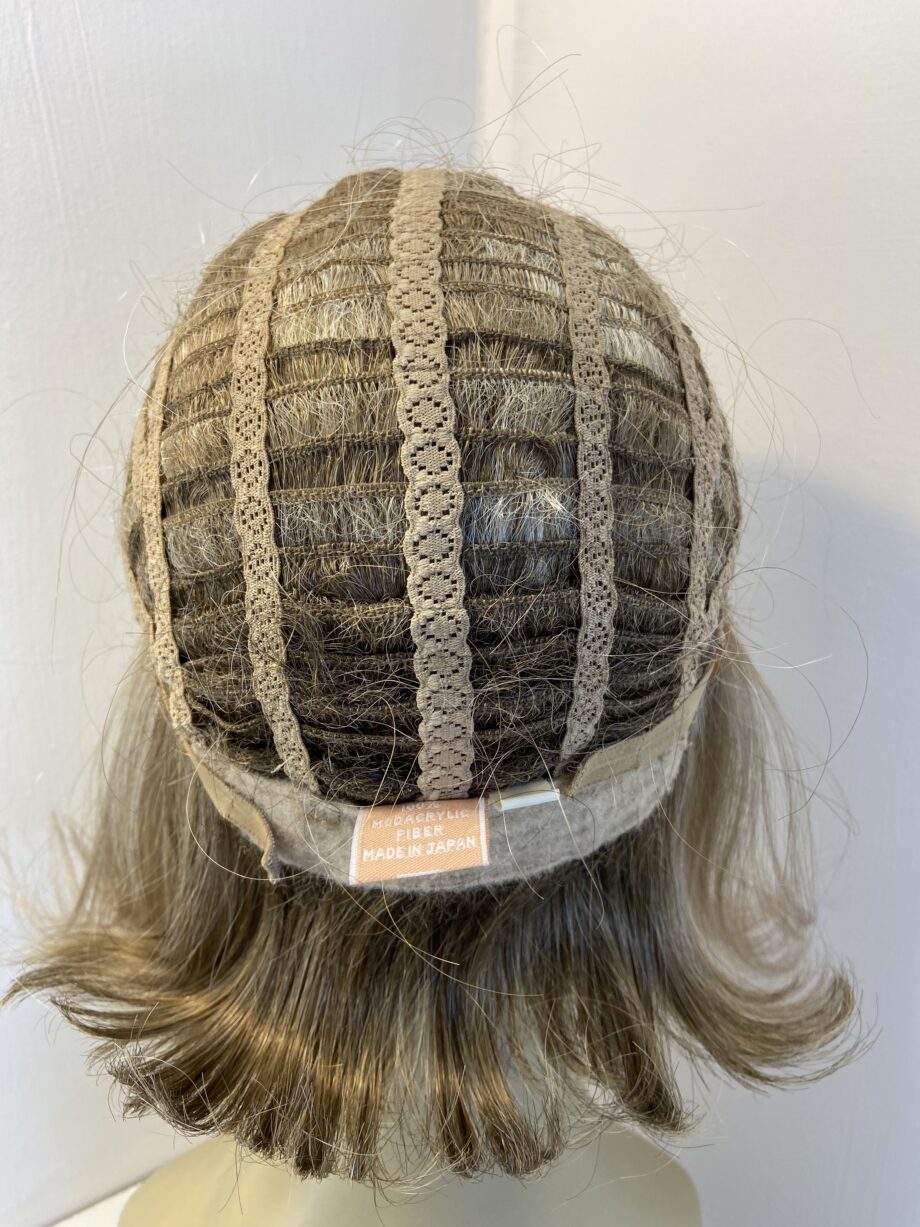 Blonde mid length wig. Blms3334