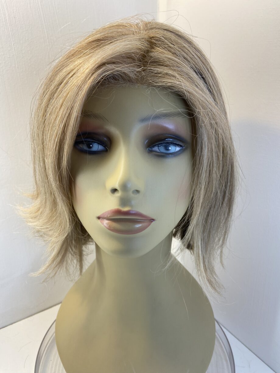 Beautiful blonde wig. Blms3337