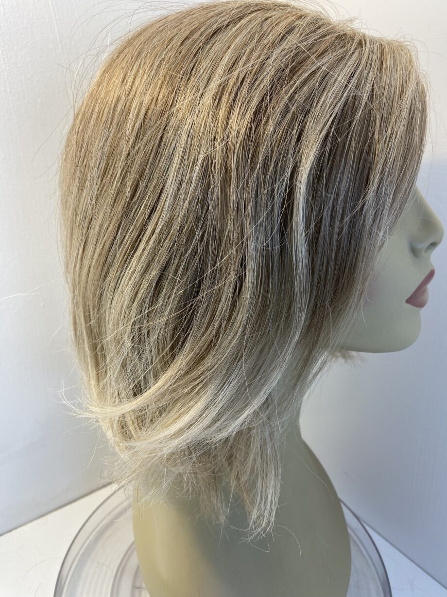 Beautiful blonde wig. Blms3337
