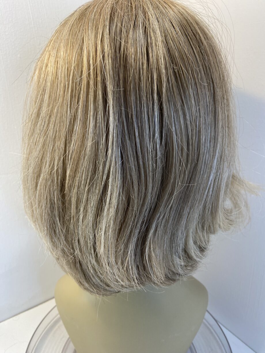 Beautiful blonde wig. Blms3337