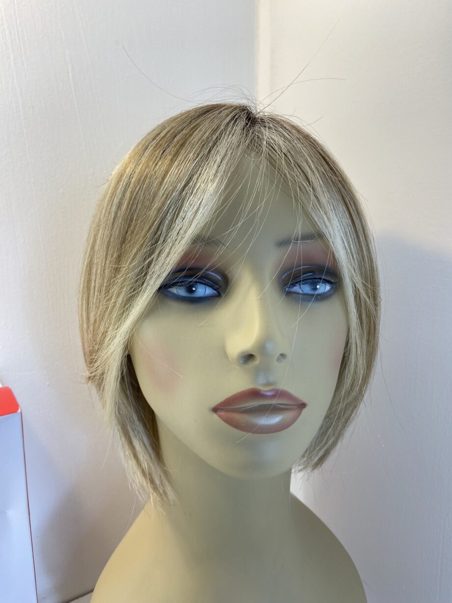 Stunning blonde hairpower wig. Bblms625
