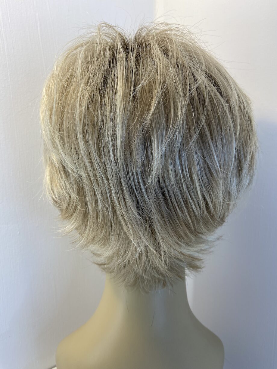 Raquel Welch blonde rooted wig. Blss824