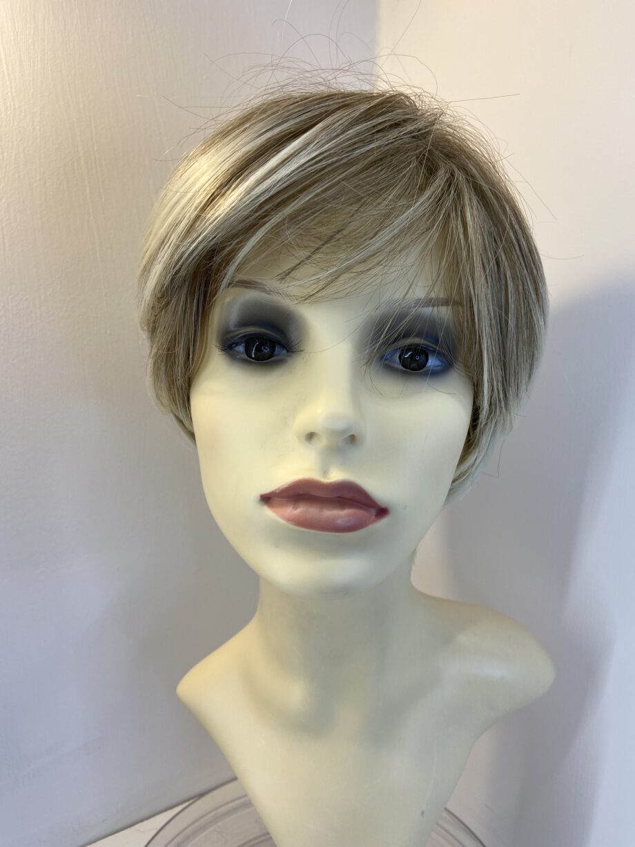 Blonde highlighted short wig. Blss825