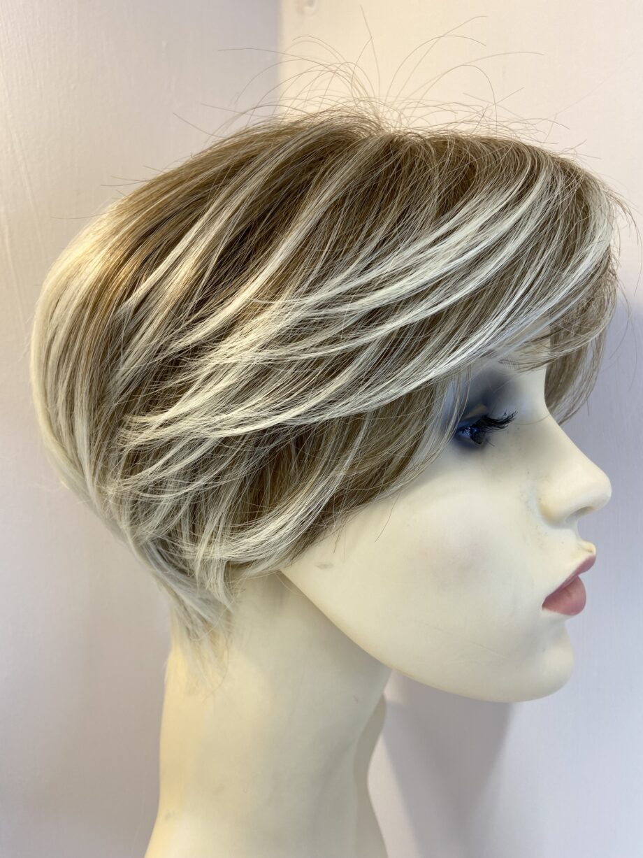 Blonde highlighted short wig. Blss825
