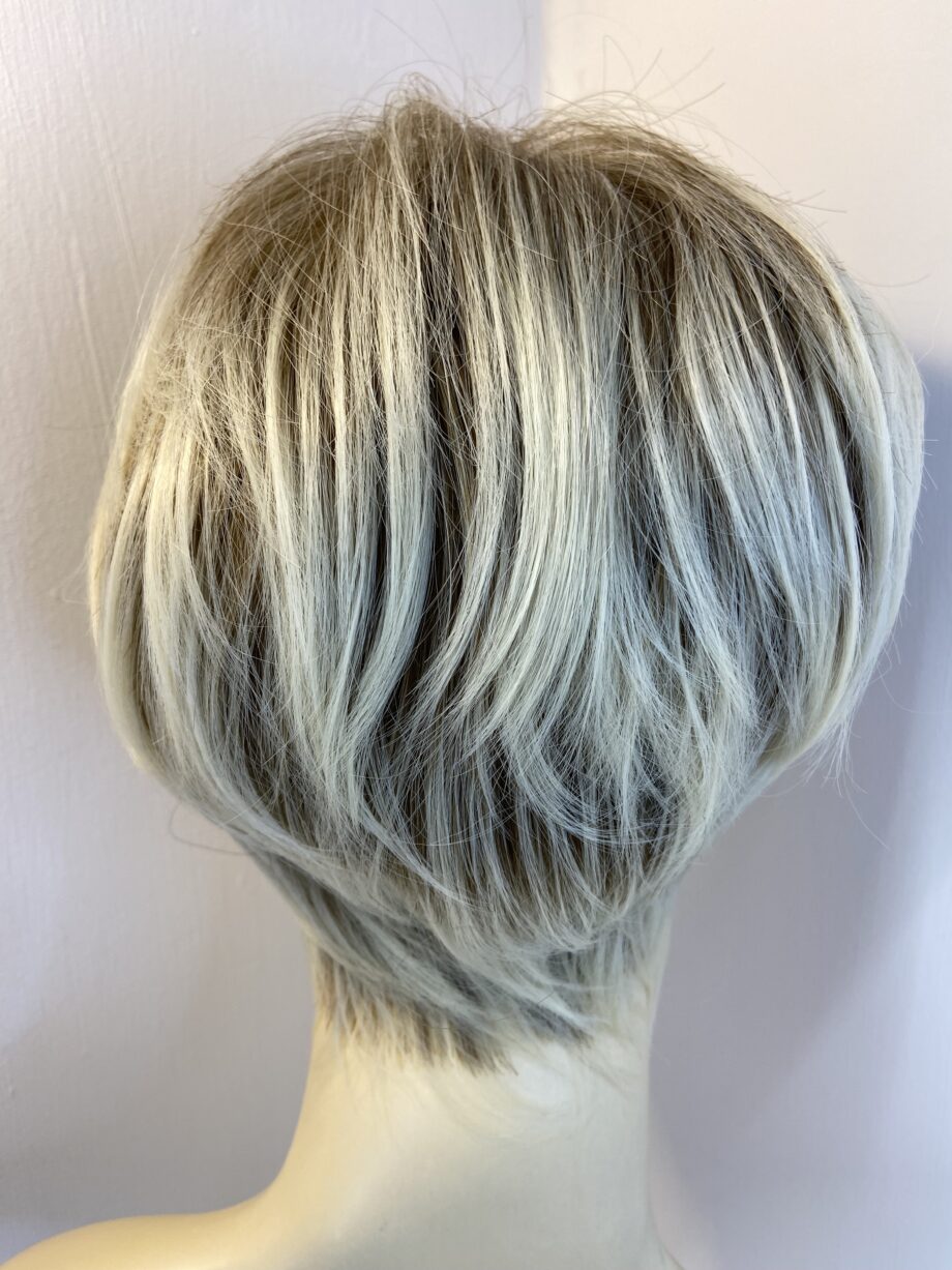 Blonde highlighted short wig. Blss825