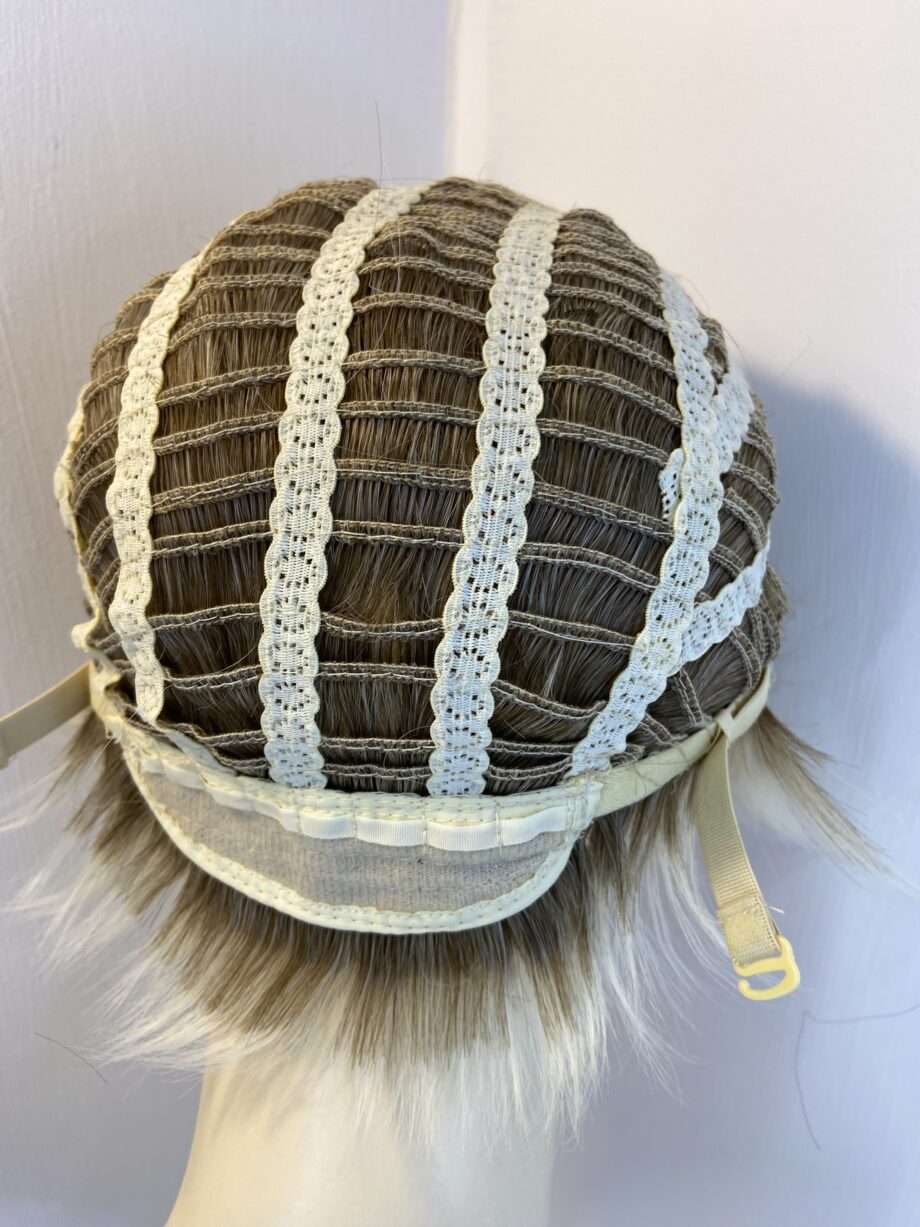 Blonde highlighted short wig. Blss825