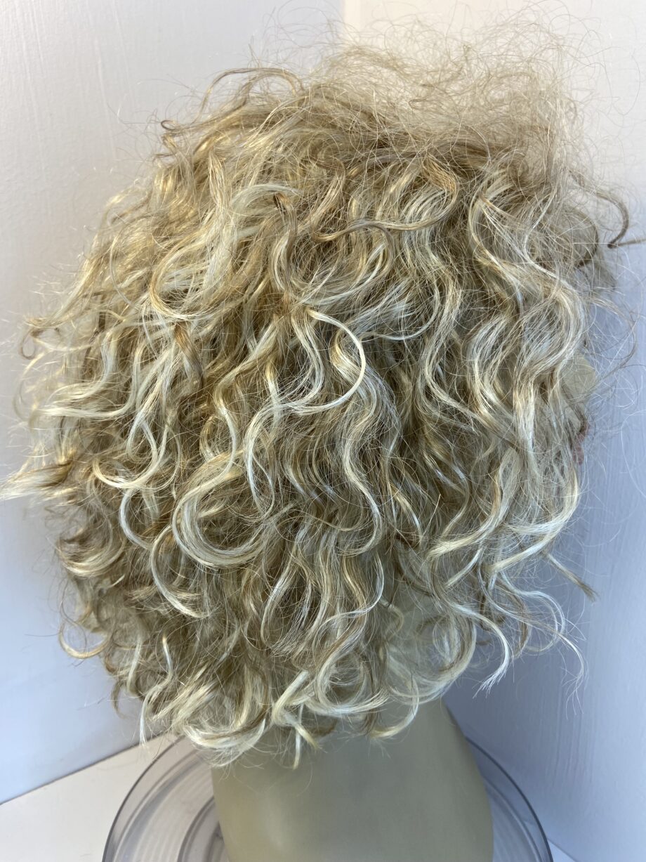Long curly blonde wig. Bbllc628