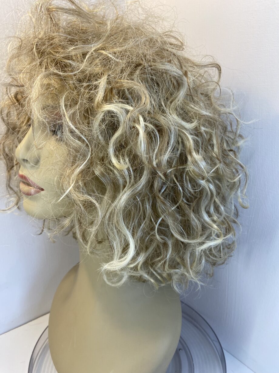 Long curly blonde wig. Bbllc628