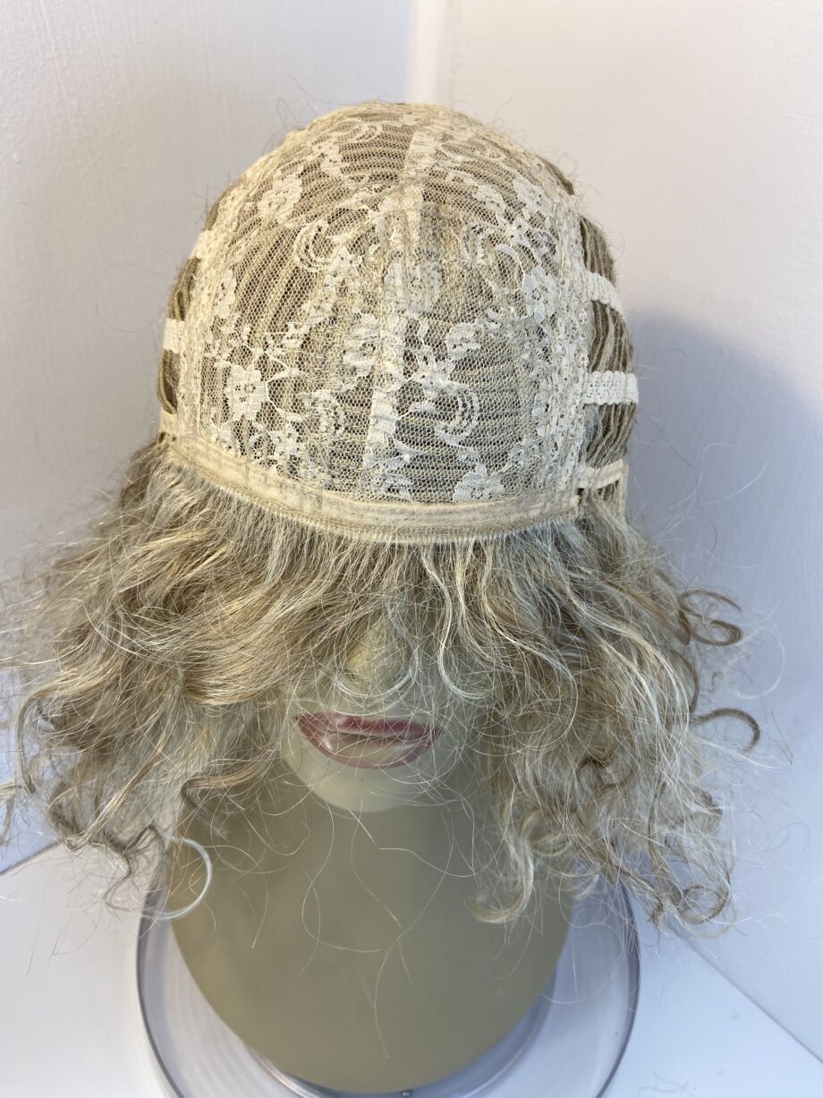 Long curly blonde wig. Bbllc628