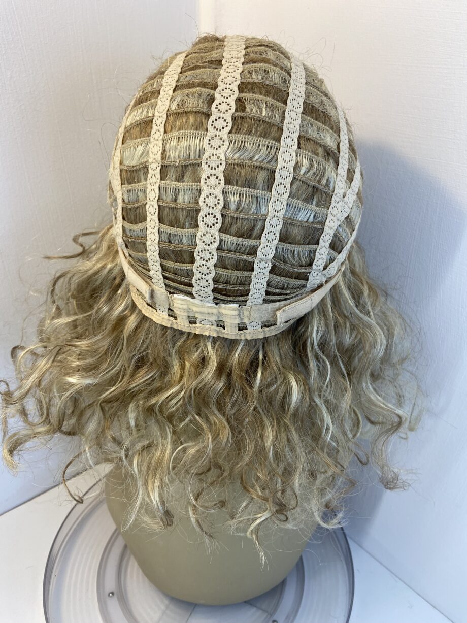 Long curly blonde wig. Bbllc628