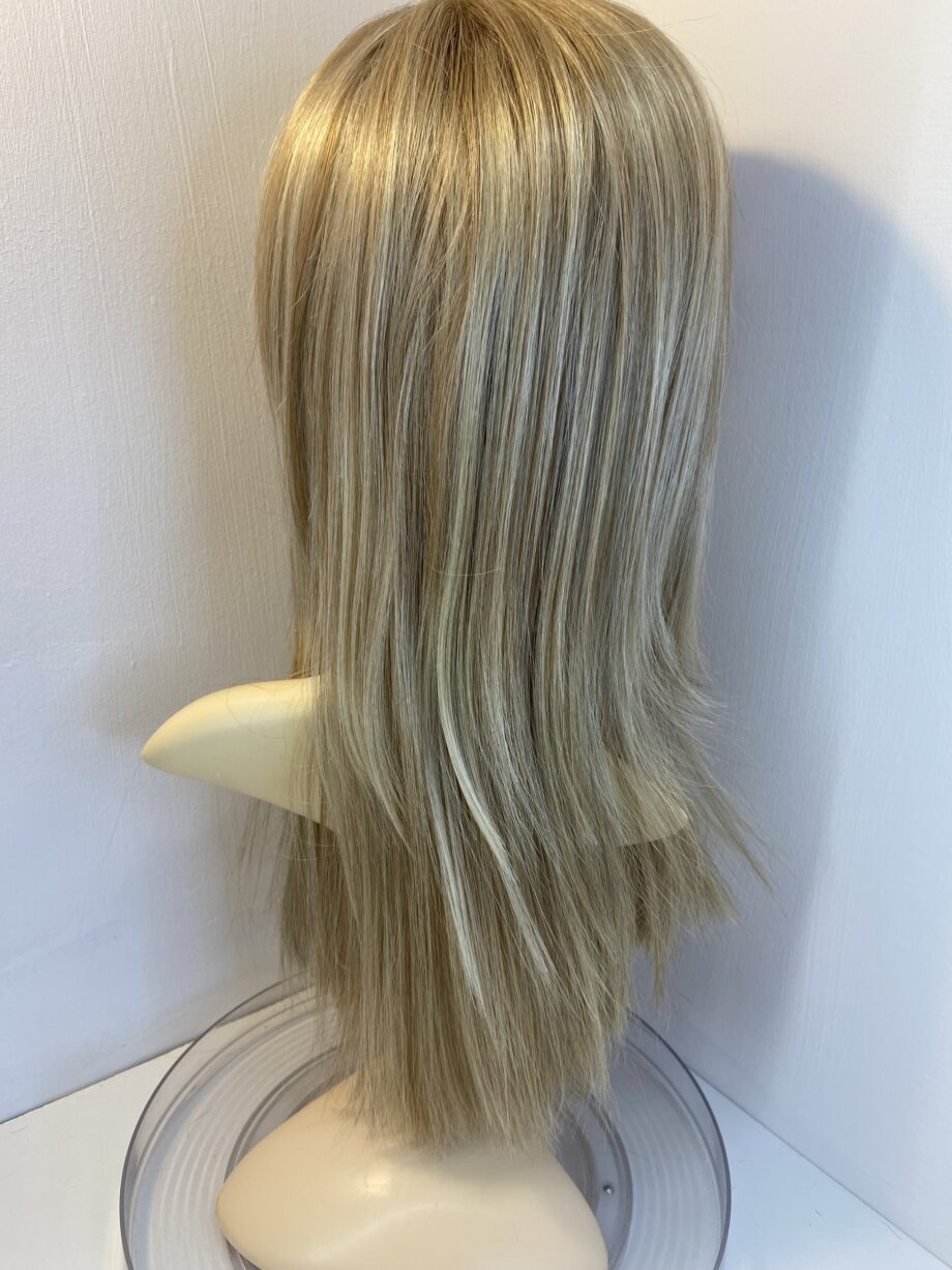 Lovely long blonde wig. Bblls629