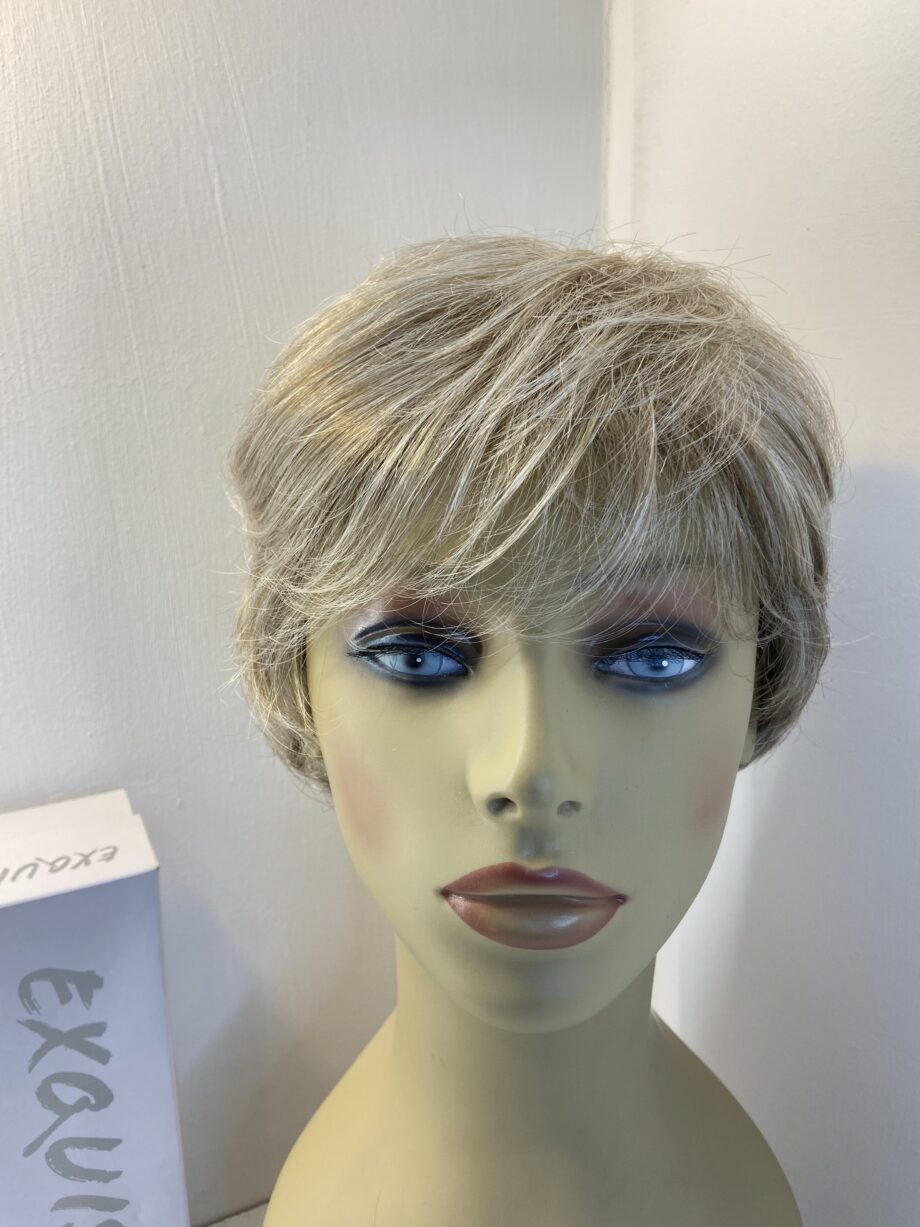New blonde short designer wig. Bblsw634