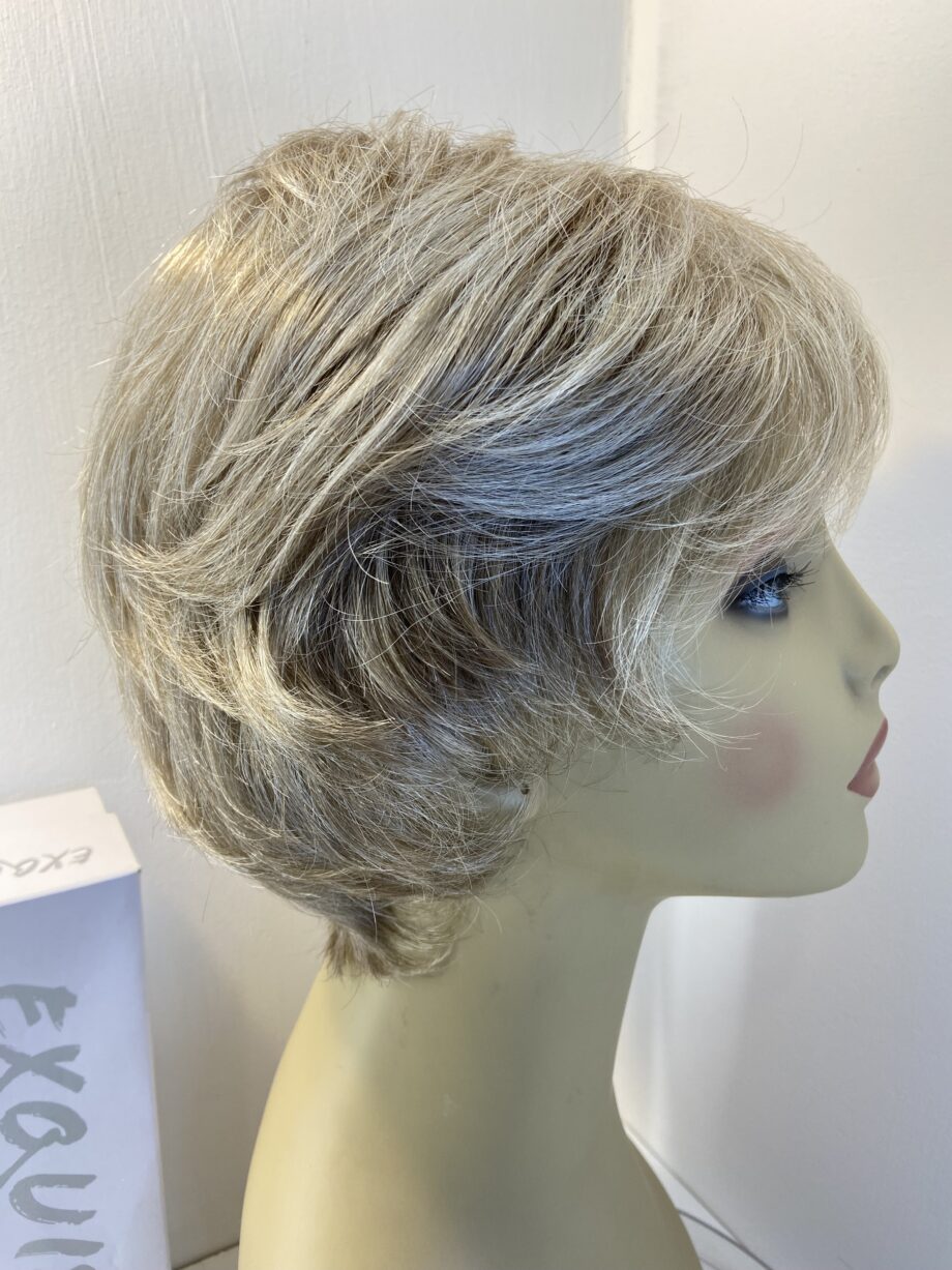 New blonde short designer wig. Bblsw634