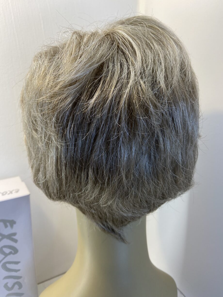 New blonde short designer wig. Bblsw634