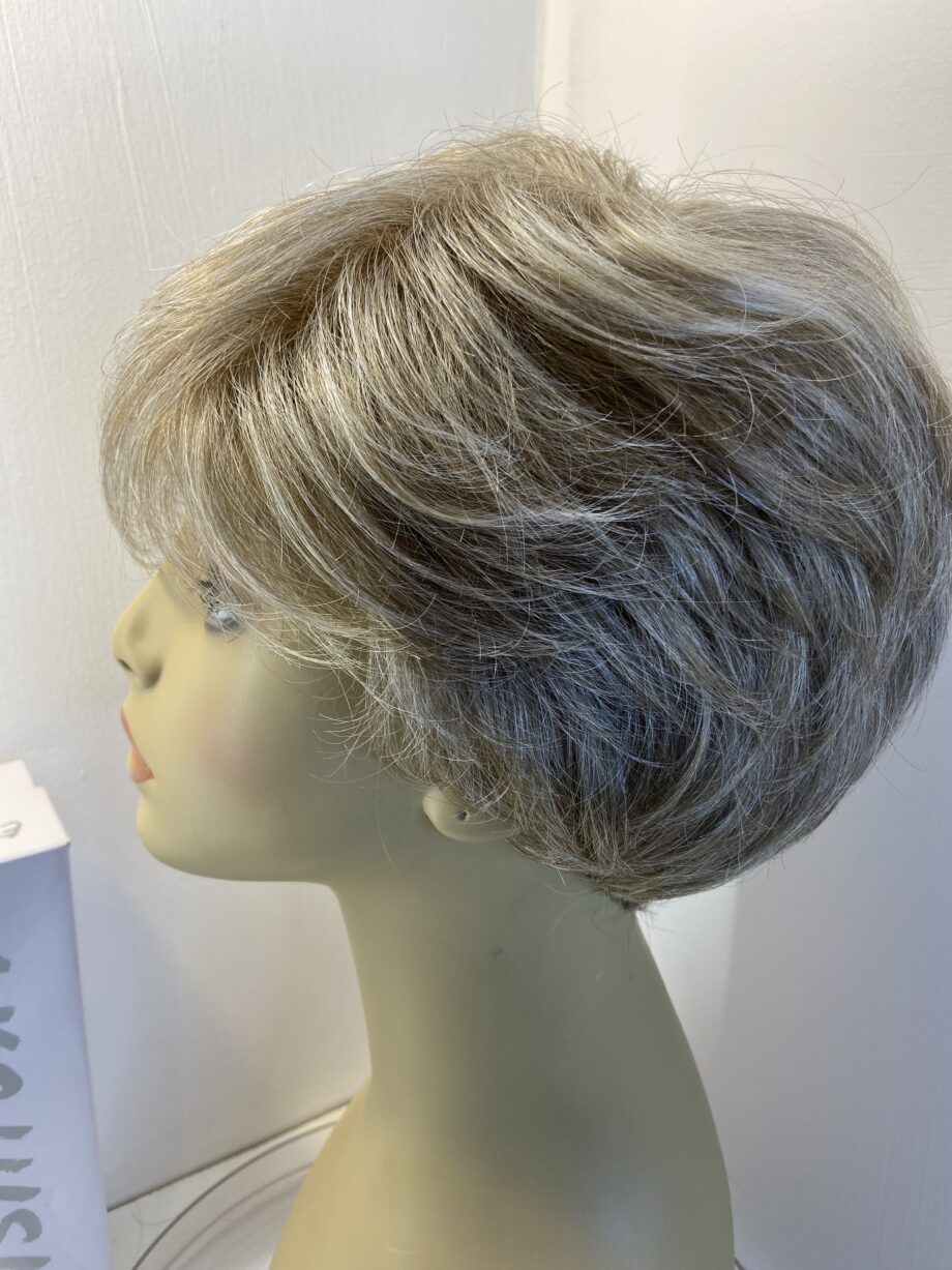 New blonde short designer wig. Bblsw634