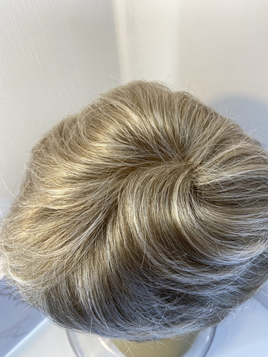 New blonde short designer wig. Bblsw634