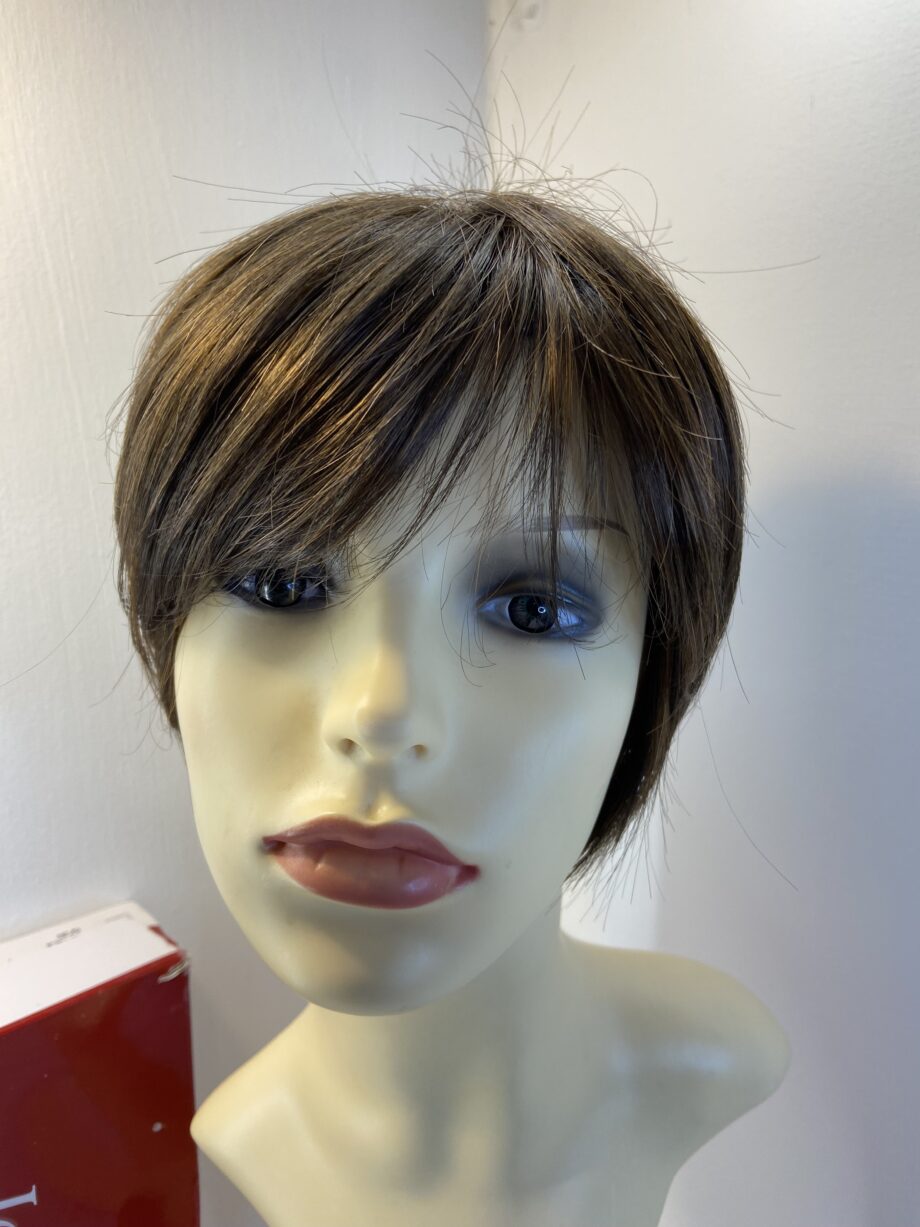 Stylish new brown shiny wig. Bbrss635