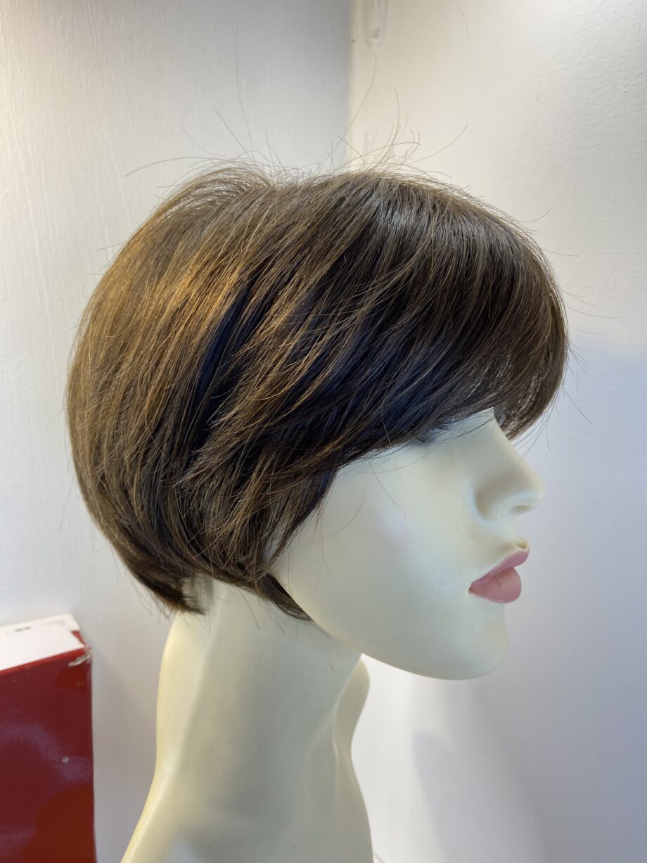 Stylish new brown shiny wig. Bbrss635