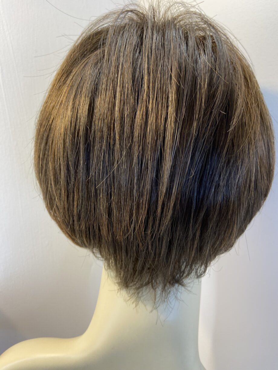 Stylish new brown shiny wig. Bbrss635