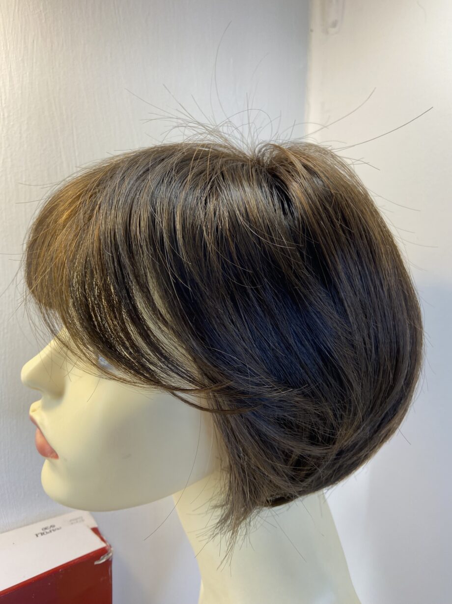 Stylish new brown shiny wig. Bbrss635